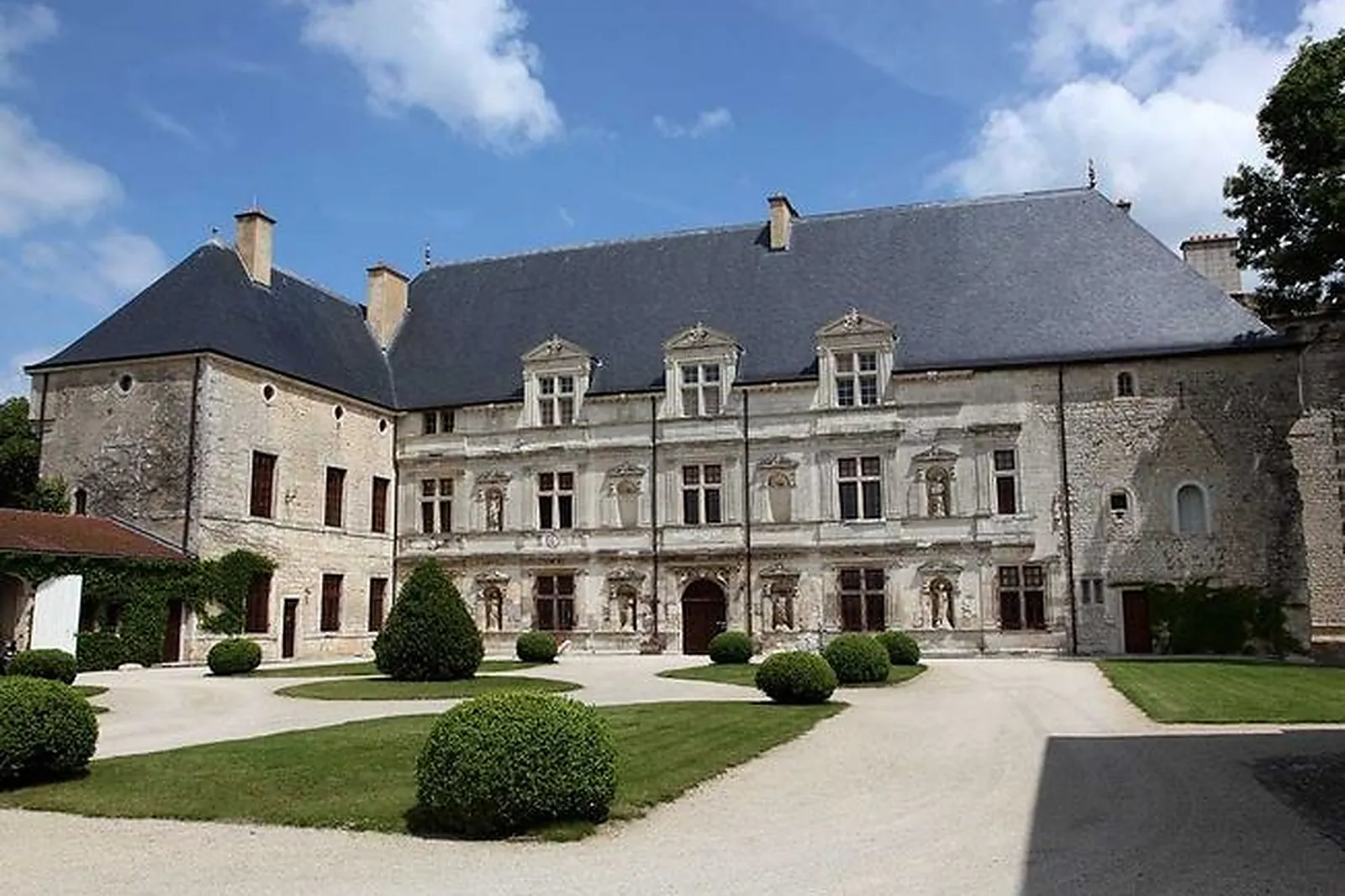 CHÂTEAU DE MONTBRAS