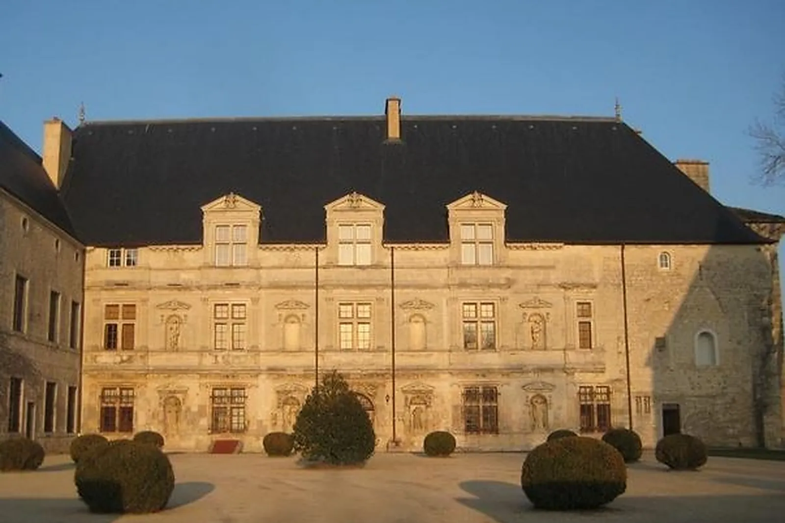 Lieux événementiels, CHÂTEAU DE MONTBRAS