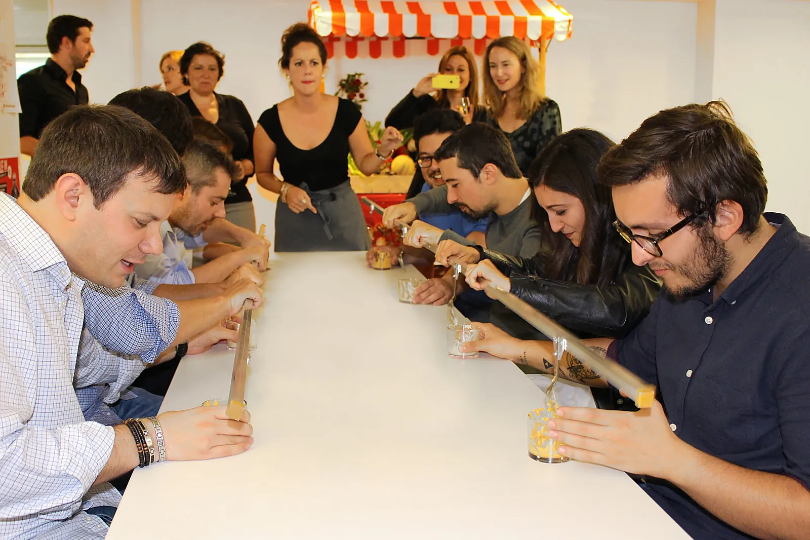 Team building original, ON NE JOUE PAS A TABLE - COCKTAIL INSOLITE