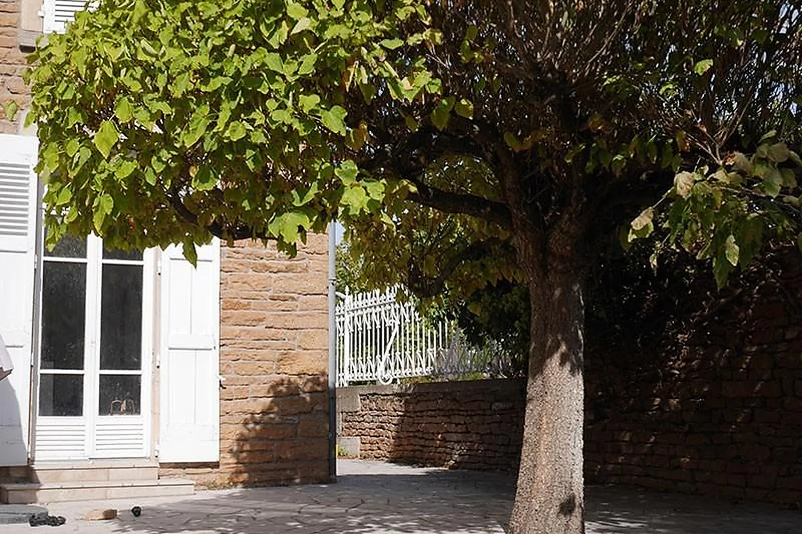 Lieux événementiels, 3 PAS SUR LE CÔTÉ