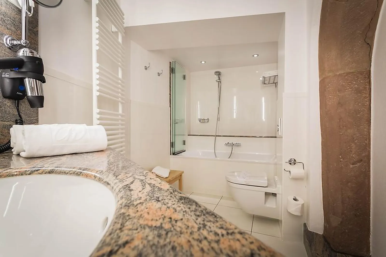 Lieux événementiels, A LA COUR D'ALSACE