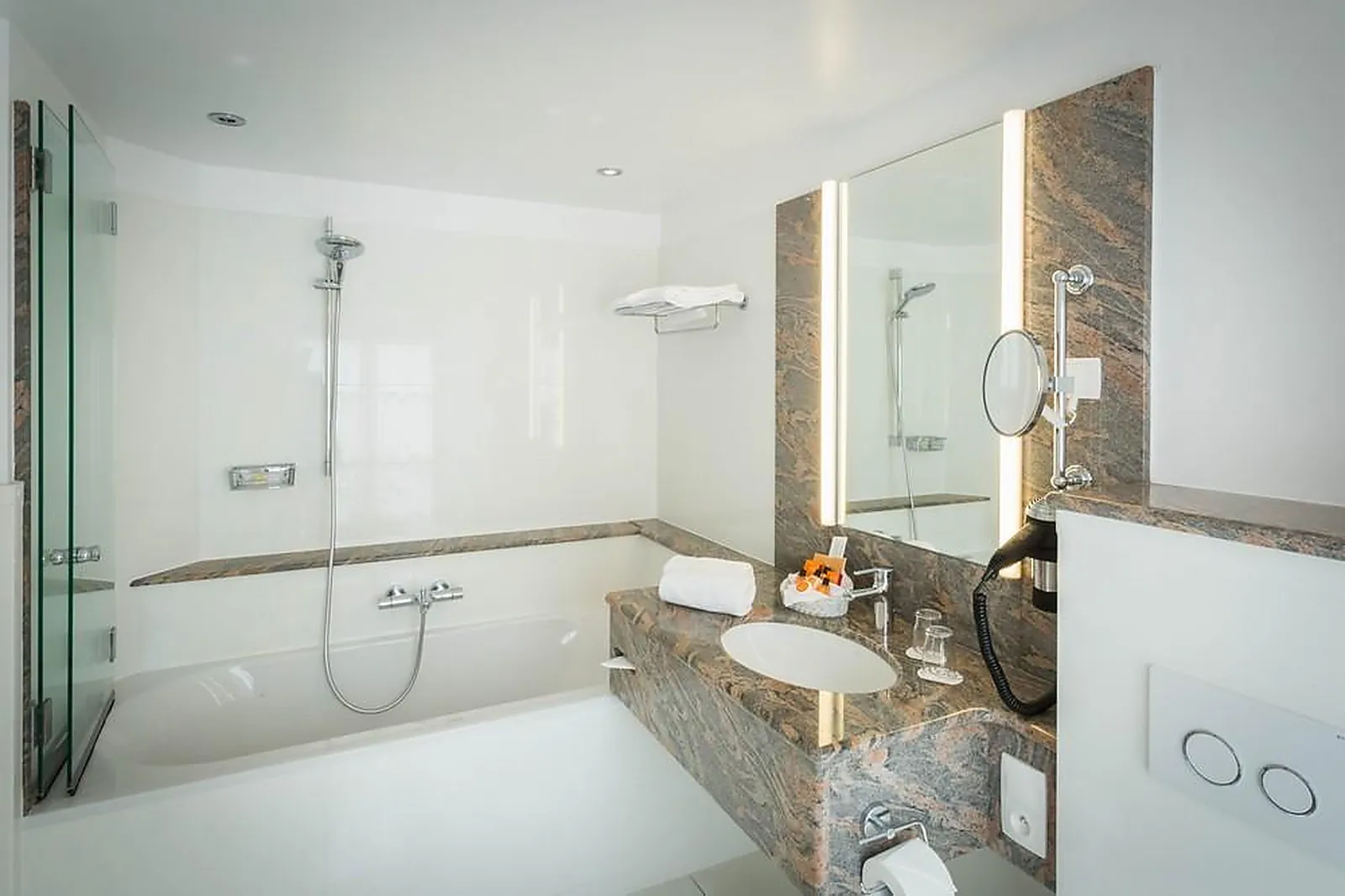 Lieux événementiels, A LA COUR D'ALSACE