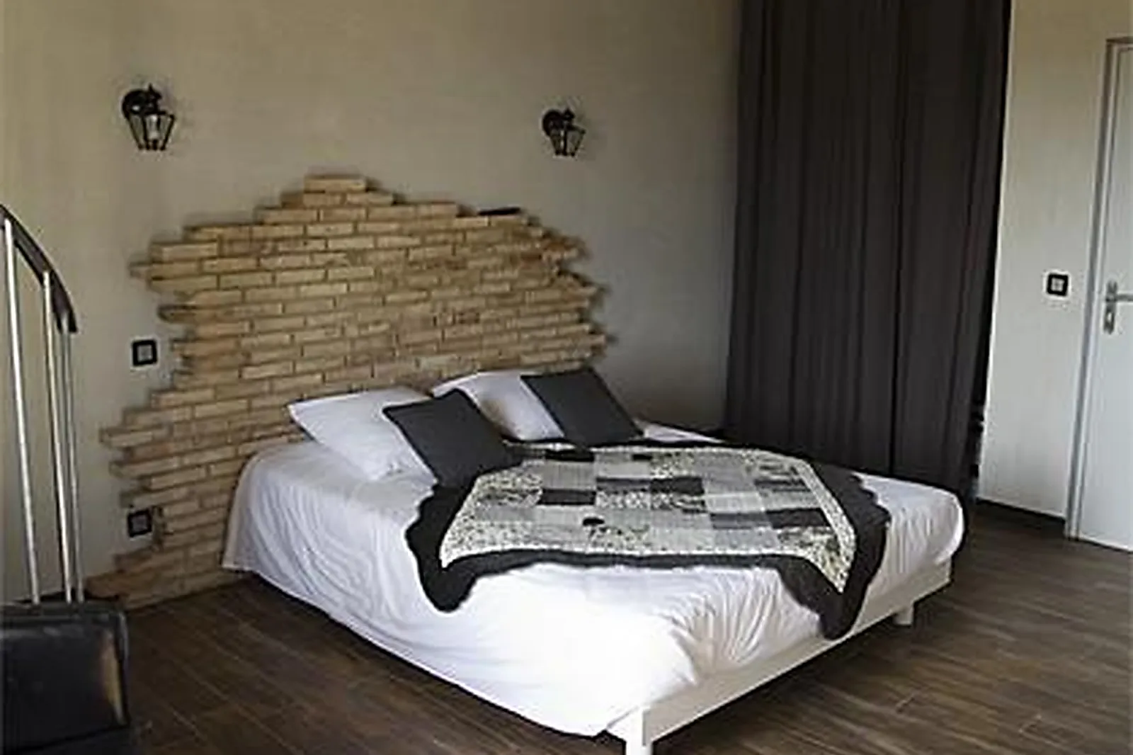 Lieux événementiels, A TRAVERS CHAMPS