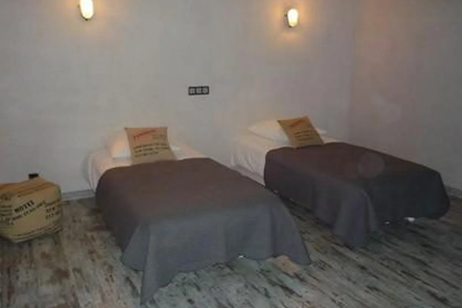 Lieux événementiels, A TRAVERS CHAMPS