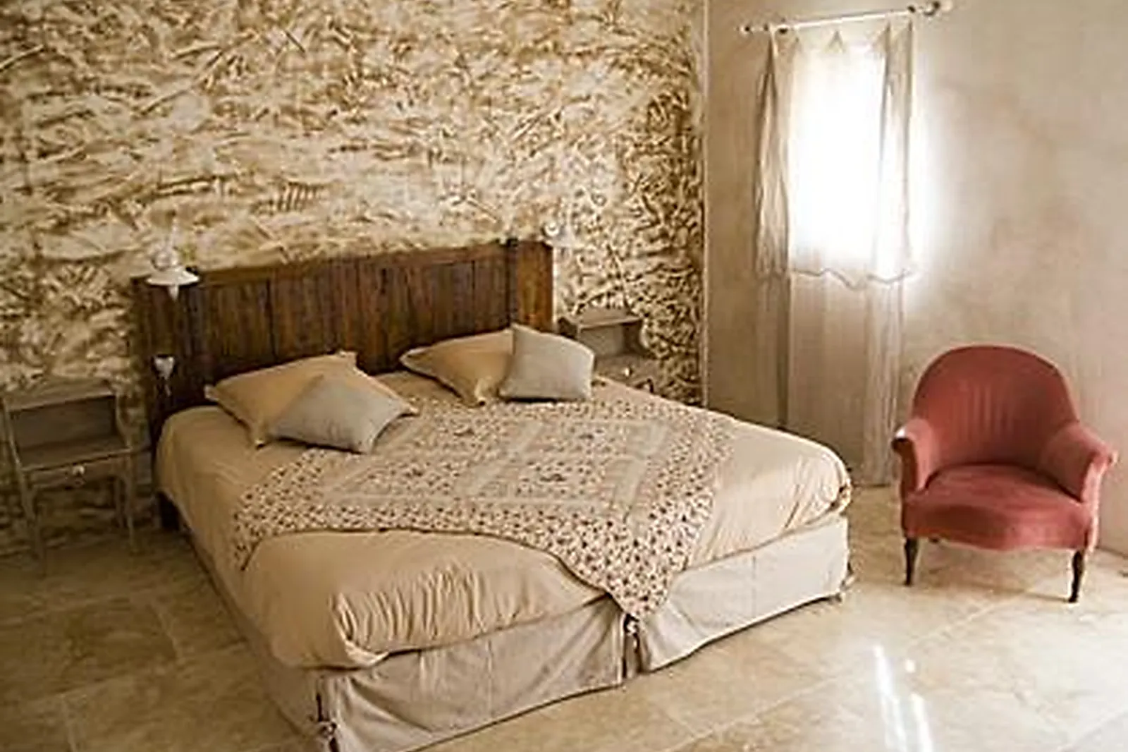 Lieux événementiels, A TRAVERS CHAMPS