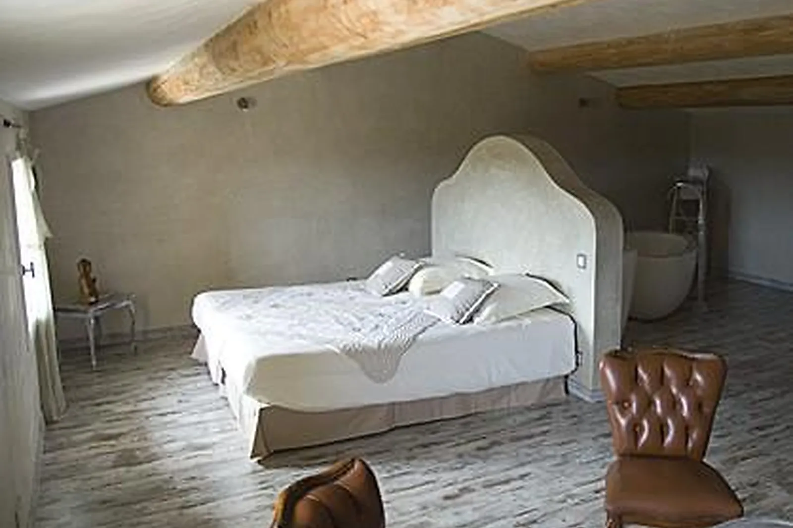 Lieux événementiels, A TRAVERS CHAMPS