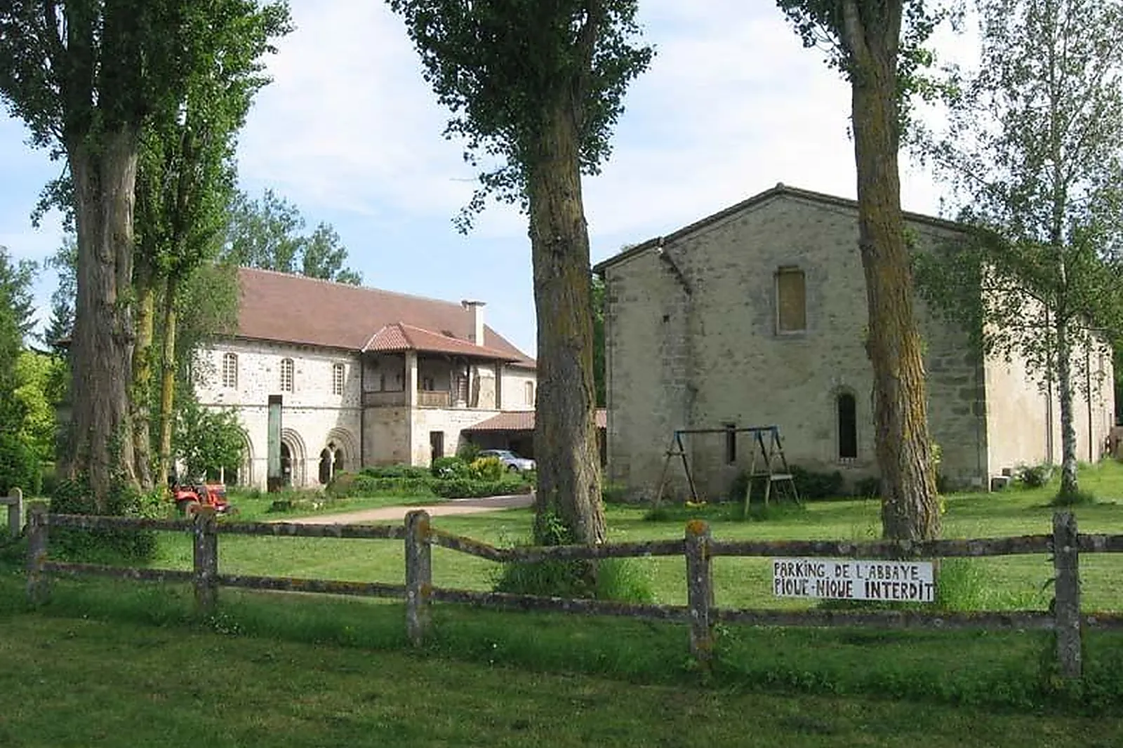 Lieux événementiels, ABBAYE SAINT GILBERT DE NEUFFONTS
