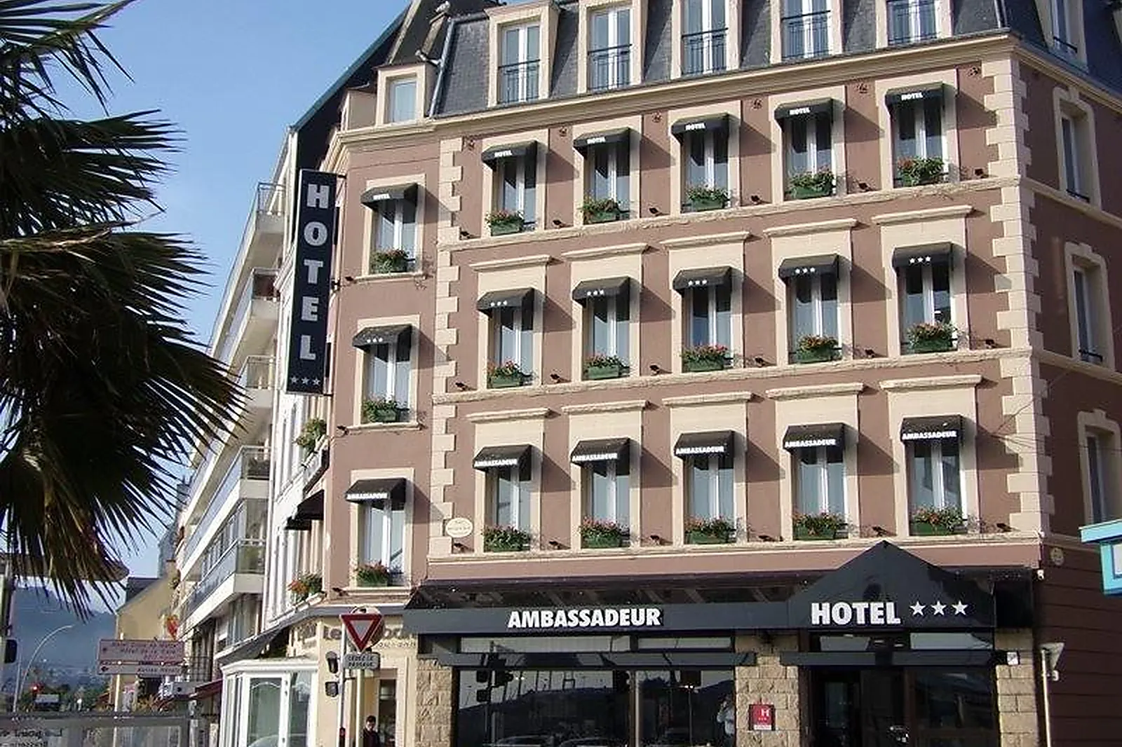 Lieux événementiels, AMBASSADEUR HÔTEL