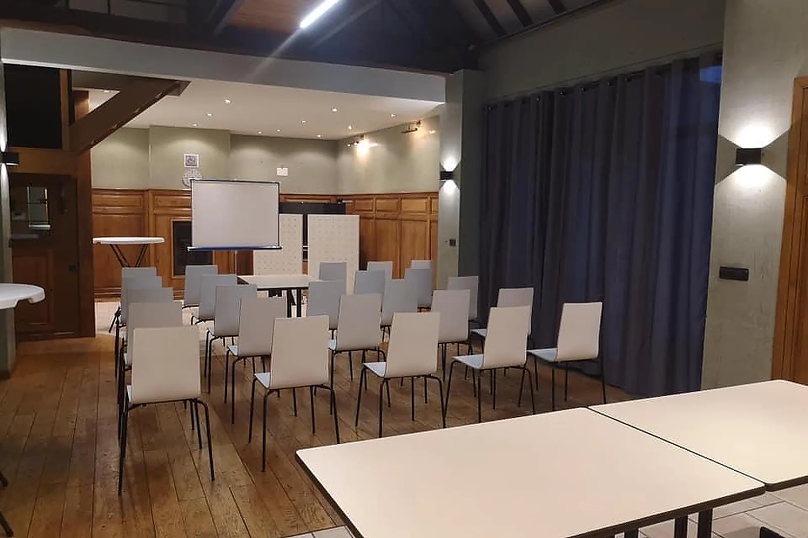 Lieux événementiels, AU 751