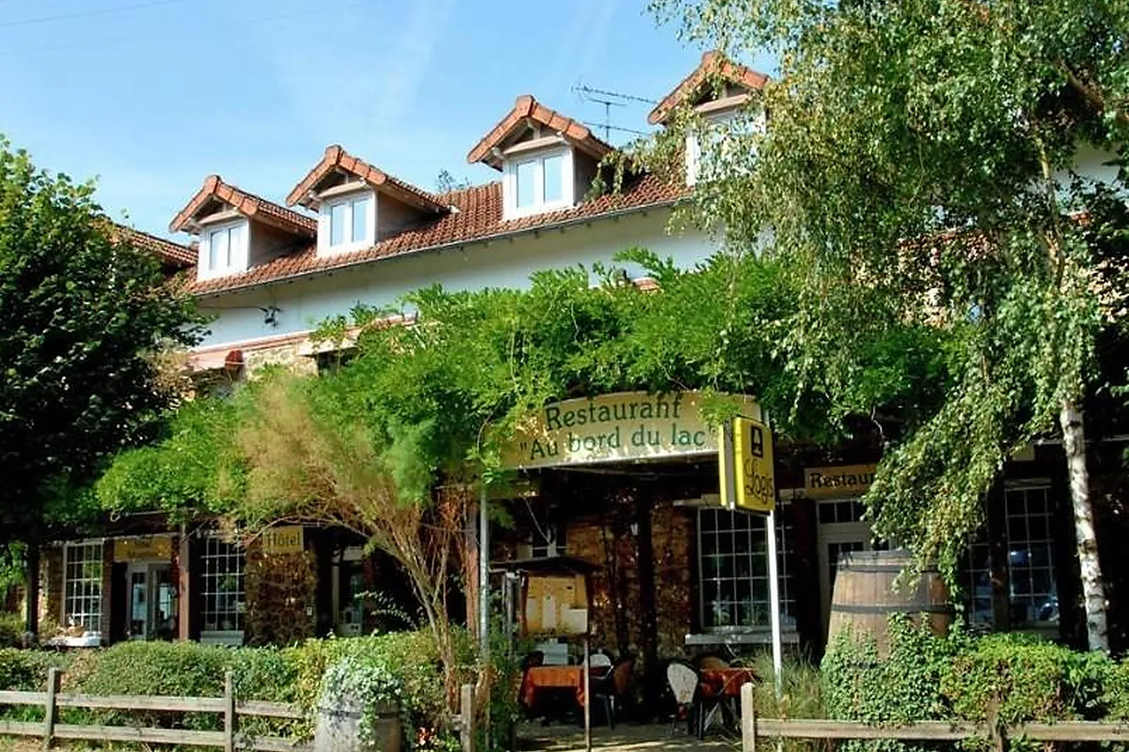 Lieux événementiels, AU BORD DU LAC