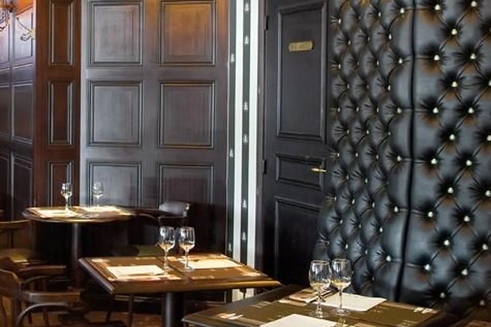 Lieux événementiels, AU BUREAU