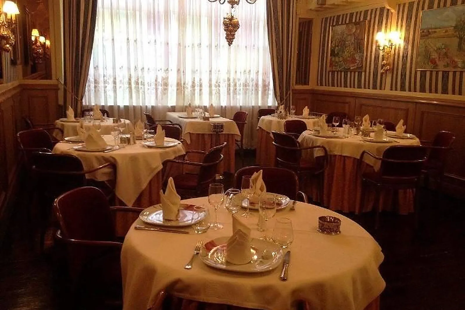 Lieux événementiels, AU MOUTON BLANC