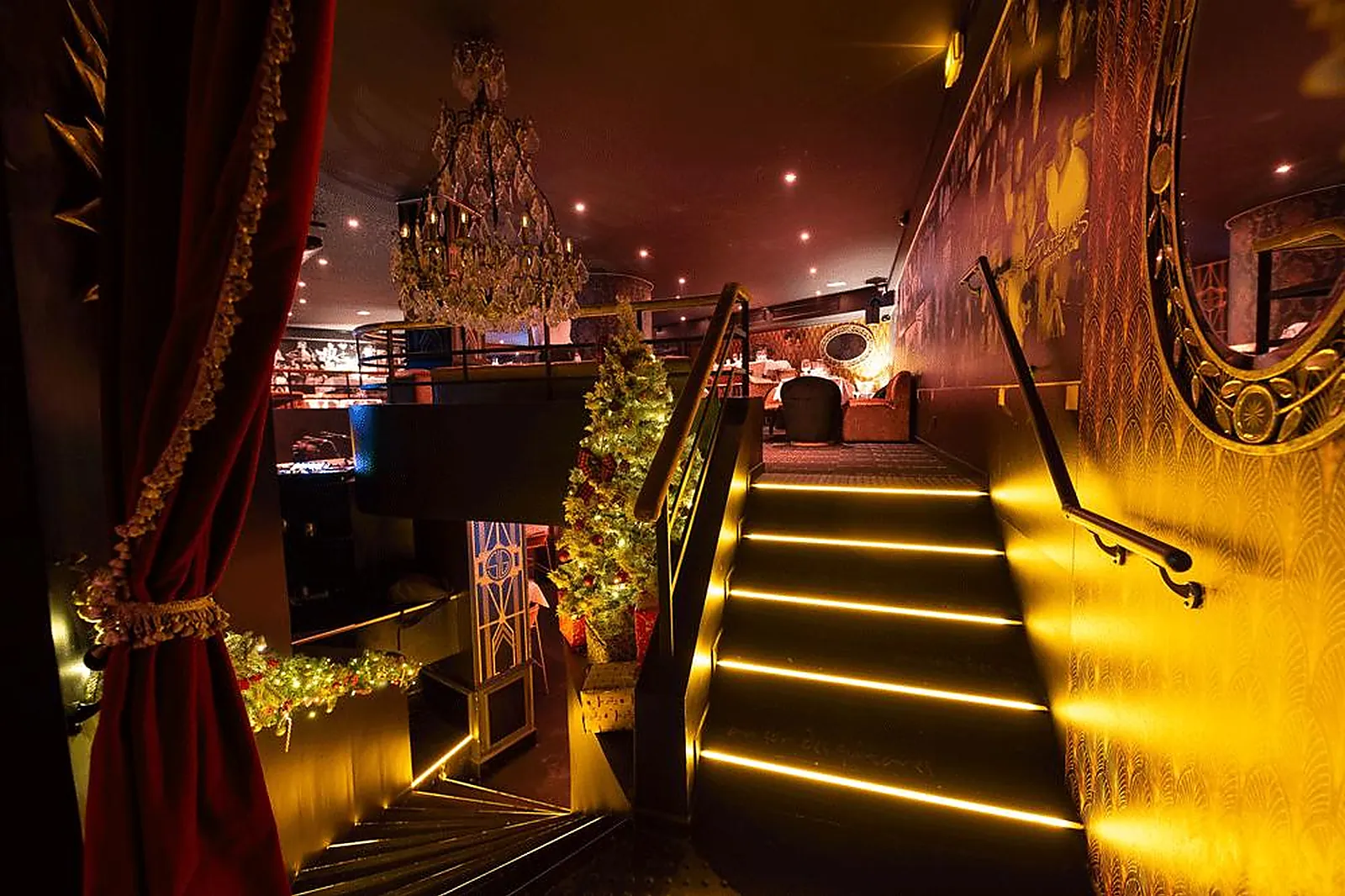 Lieux événementiels, AU SON DES GUITARES