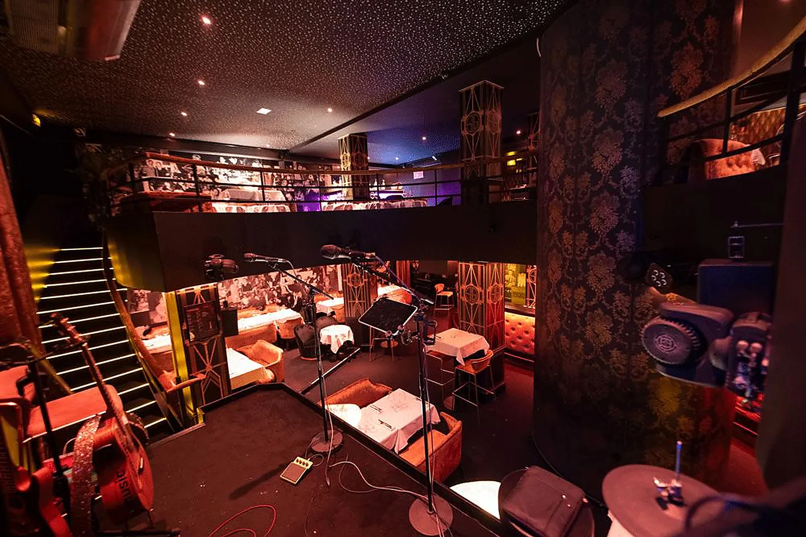 Lieux événementiels, AU SON DES GUITARES