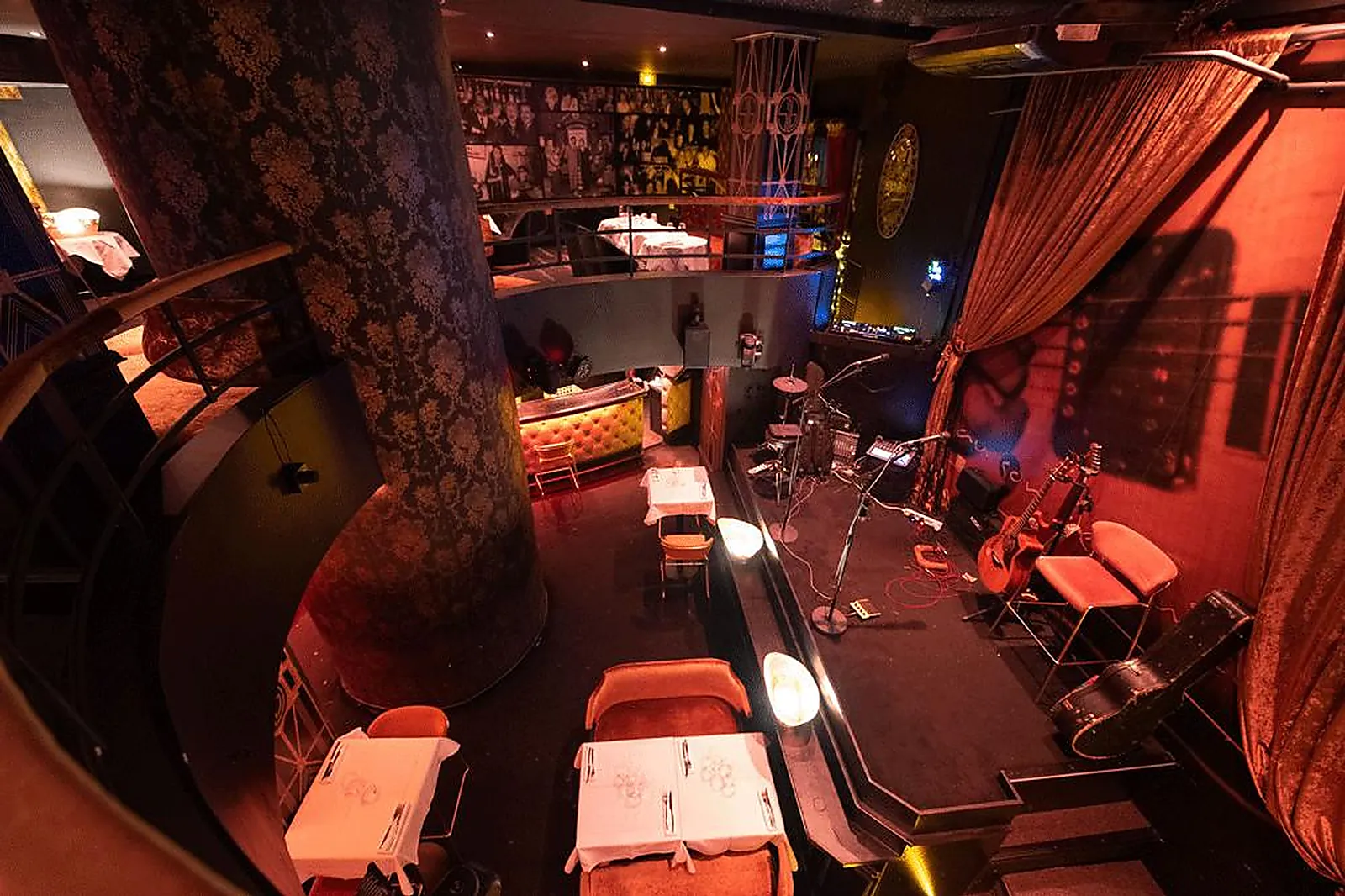 Lieux événementiels, AU SON DES GUITARES