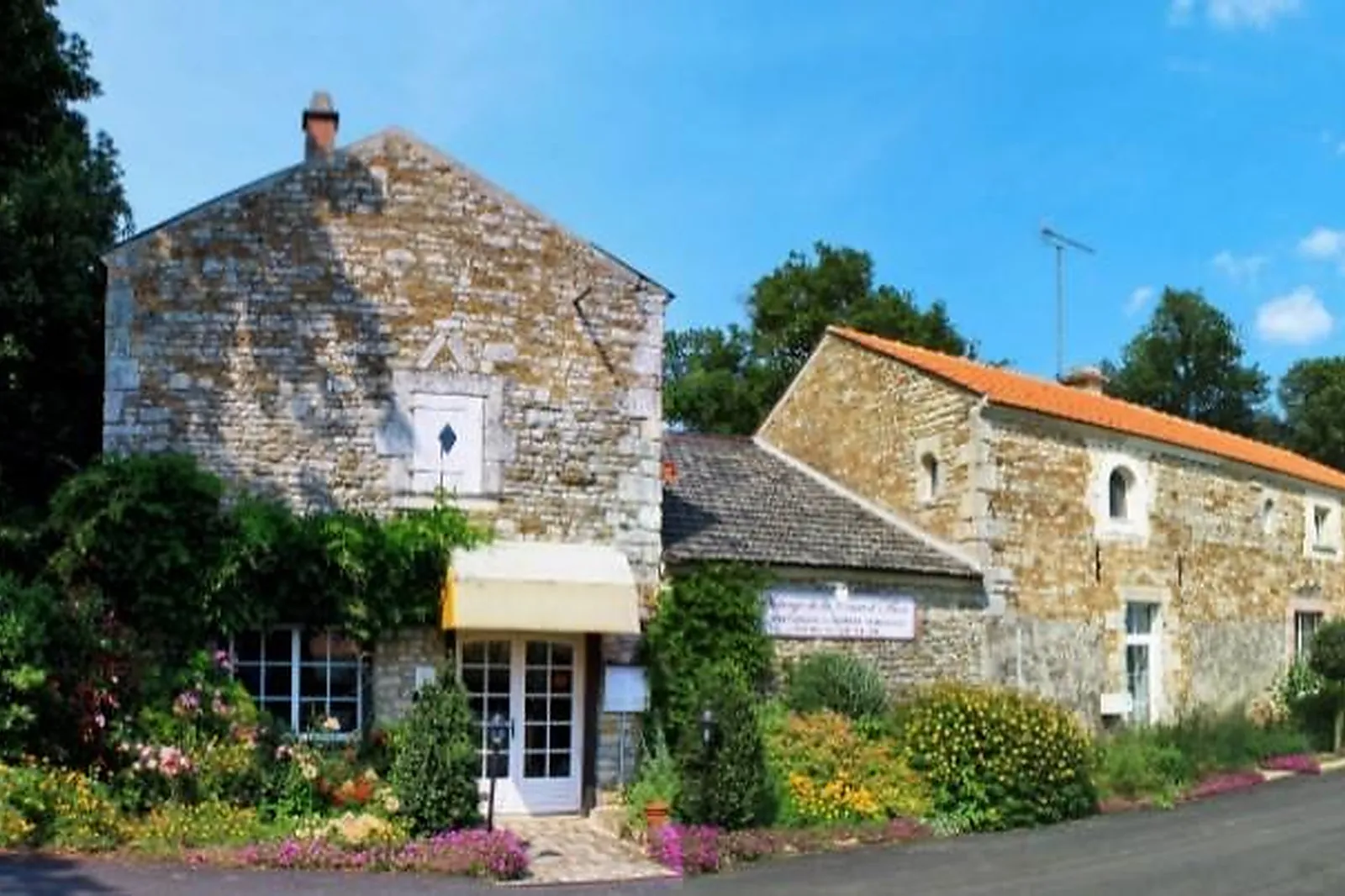 Lieux événementiels, AUBERGE DE LA COURT D'ARON