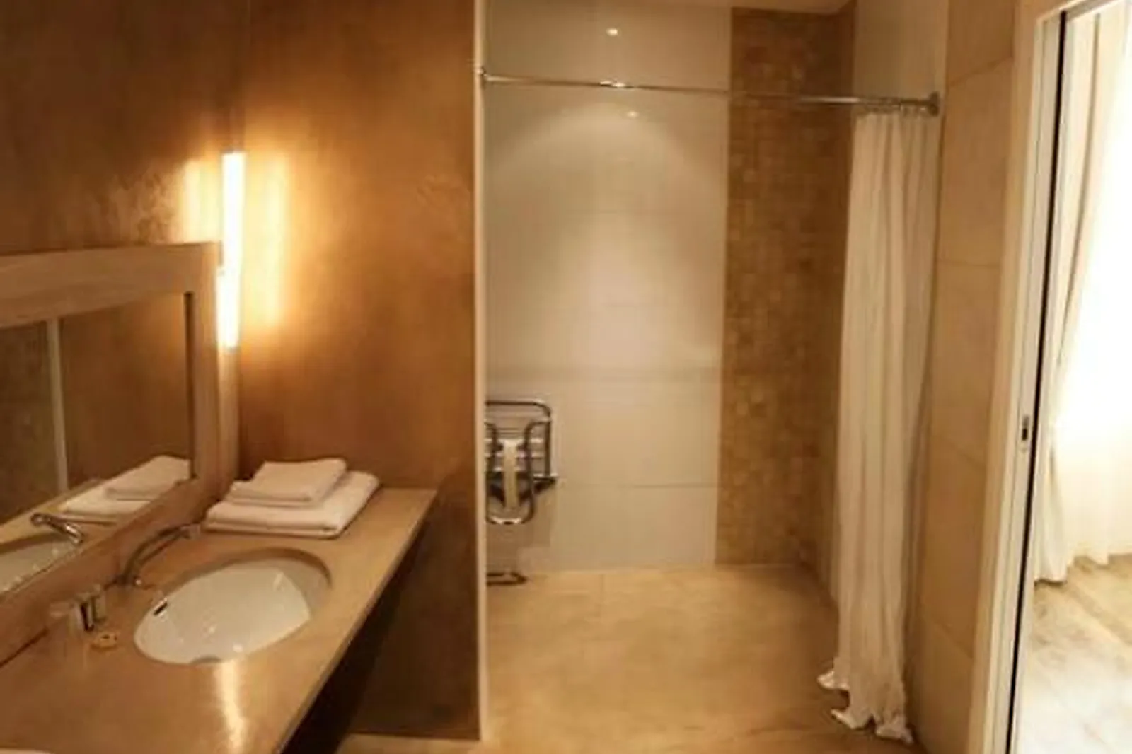 Lieux événementiels, AUBERGE DE LA COURT D'ARON