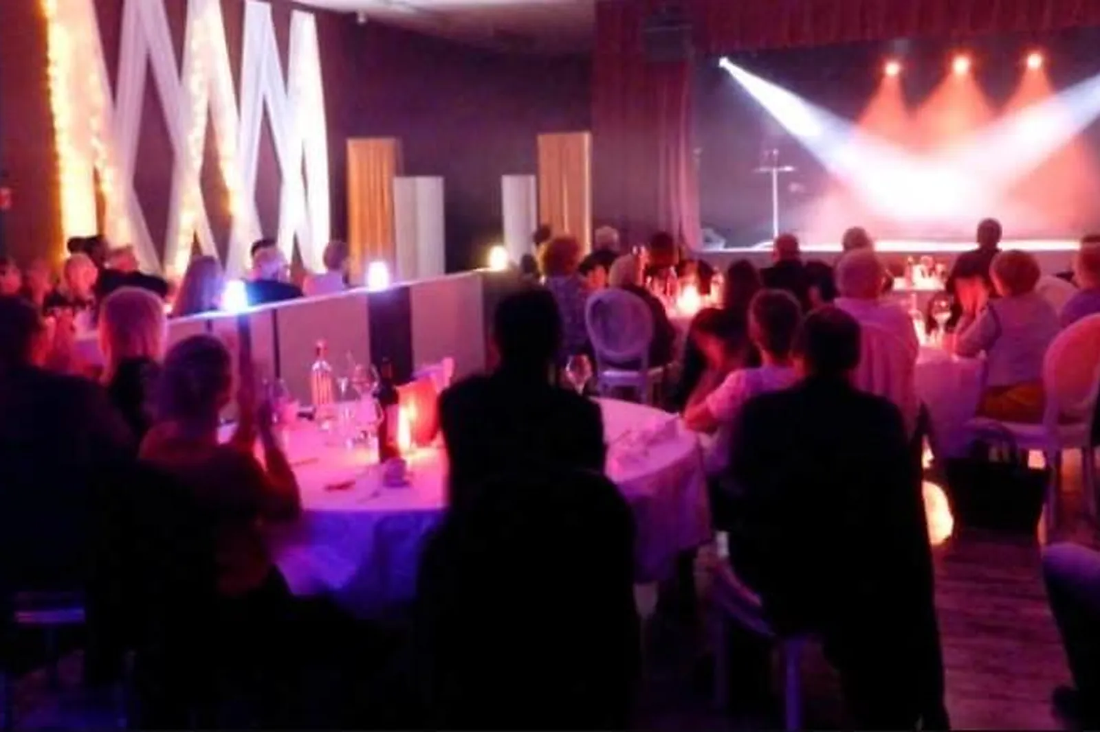 Lieux événementiels, AUX ARTISTES CABARET MODERNE