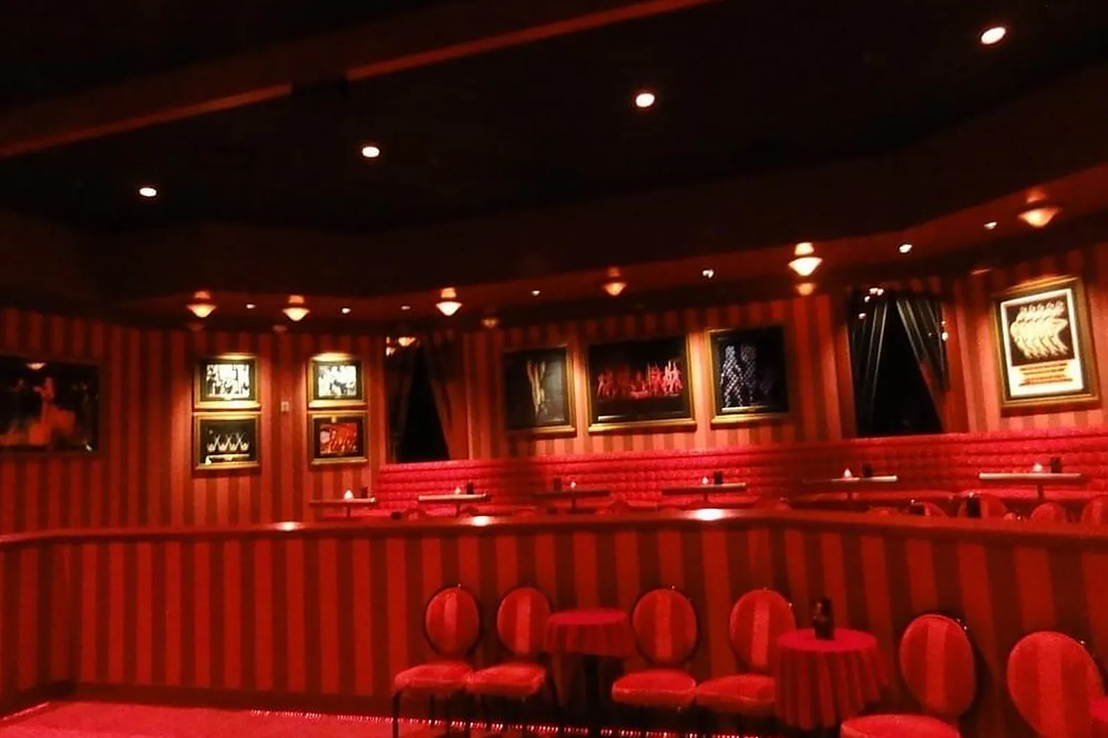 Lieux événementiels, AUX ARTISTES CABARET MODERNE