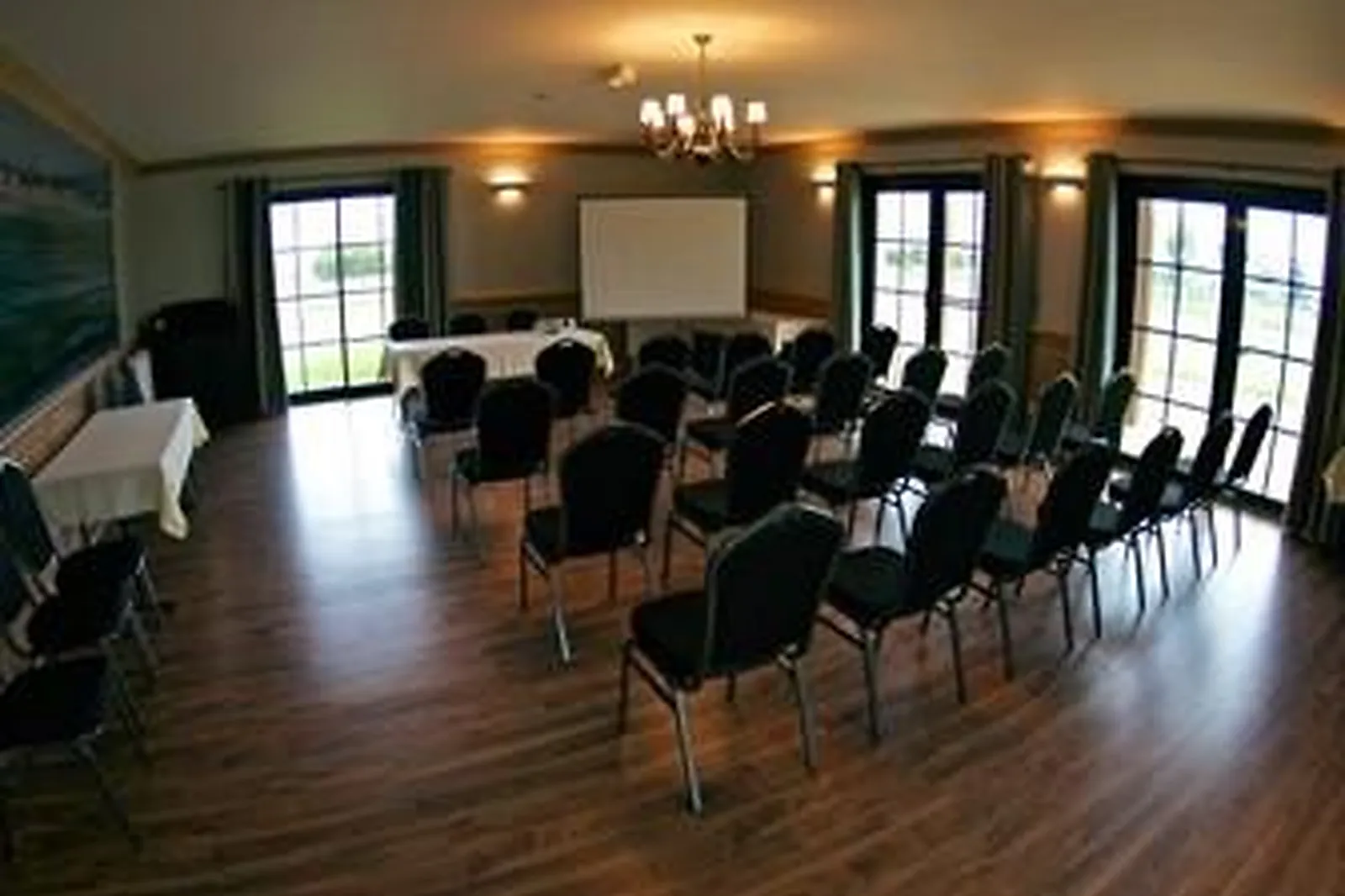 Lieux événementiels, AUX MARCHES DE LA BAIE