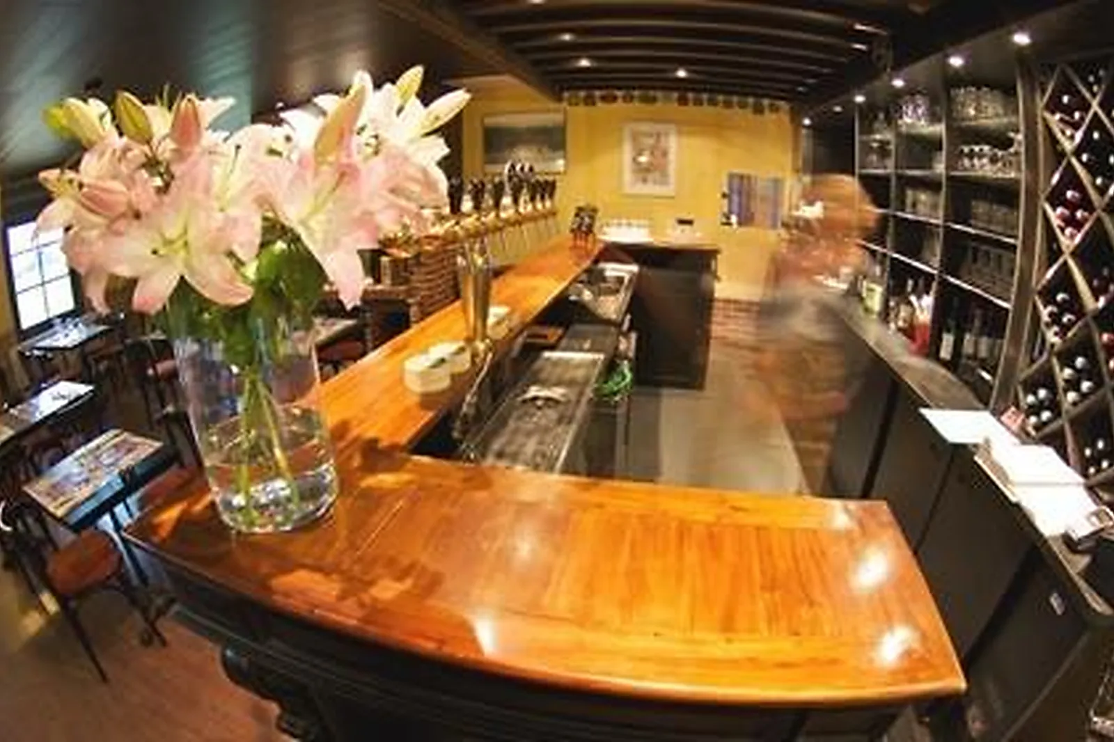 Lieux événementiels, AUX MARCHES DE LA BAIE