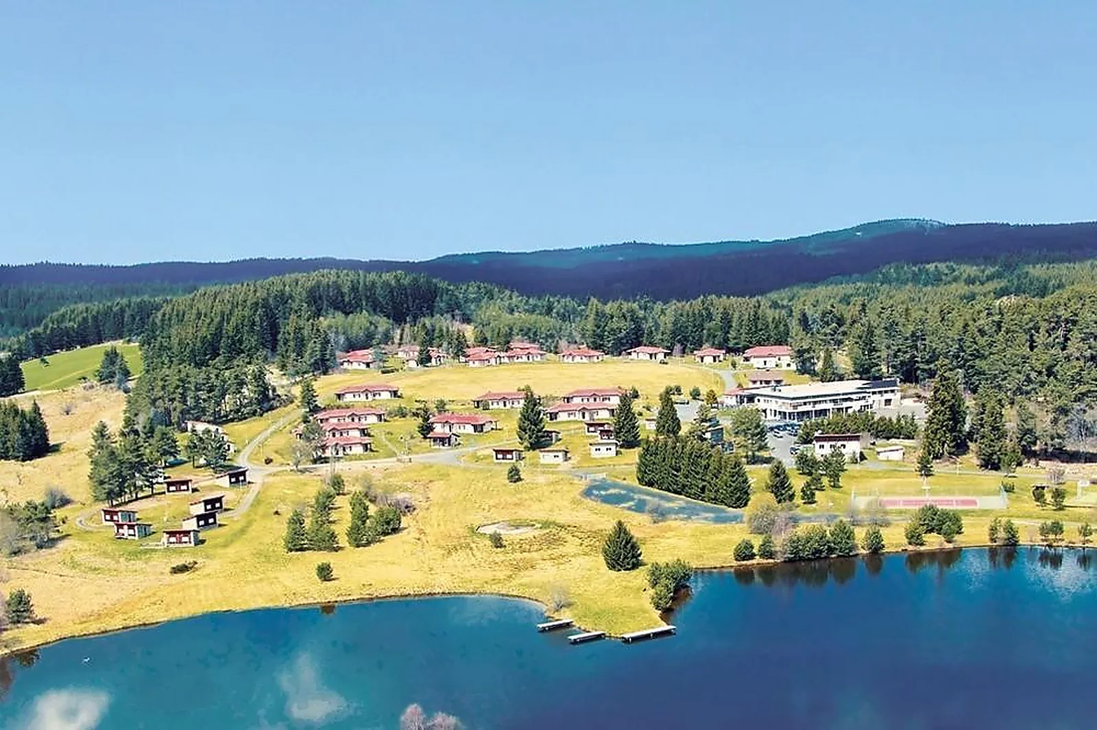 Lieux événementiels, AZUREVA FOURNOLS D'AUVERGNE ***
