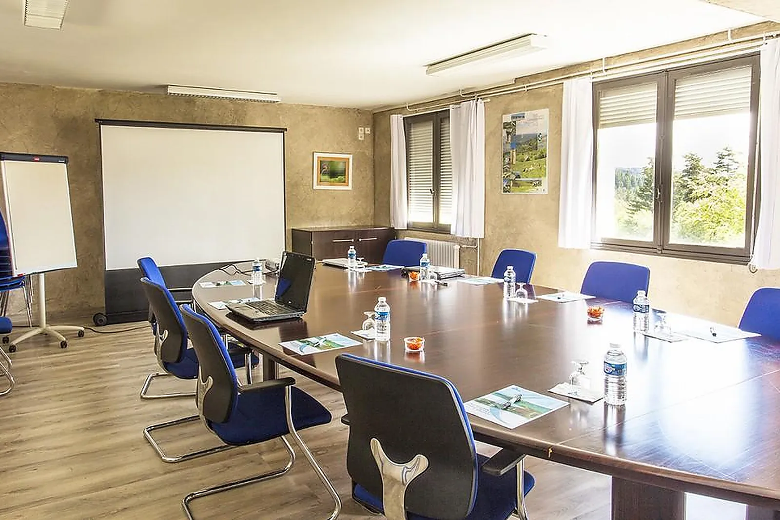 Lieux événementiels, AZUREVA FOURNOLS D'AUVERGNE ***