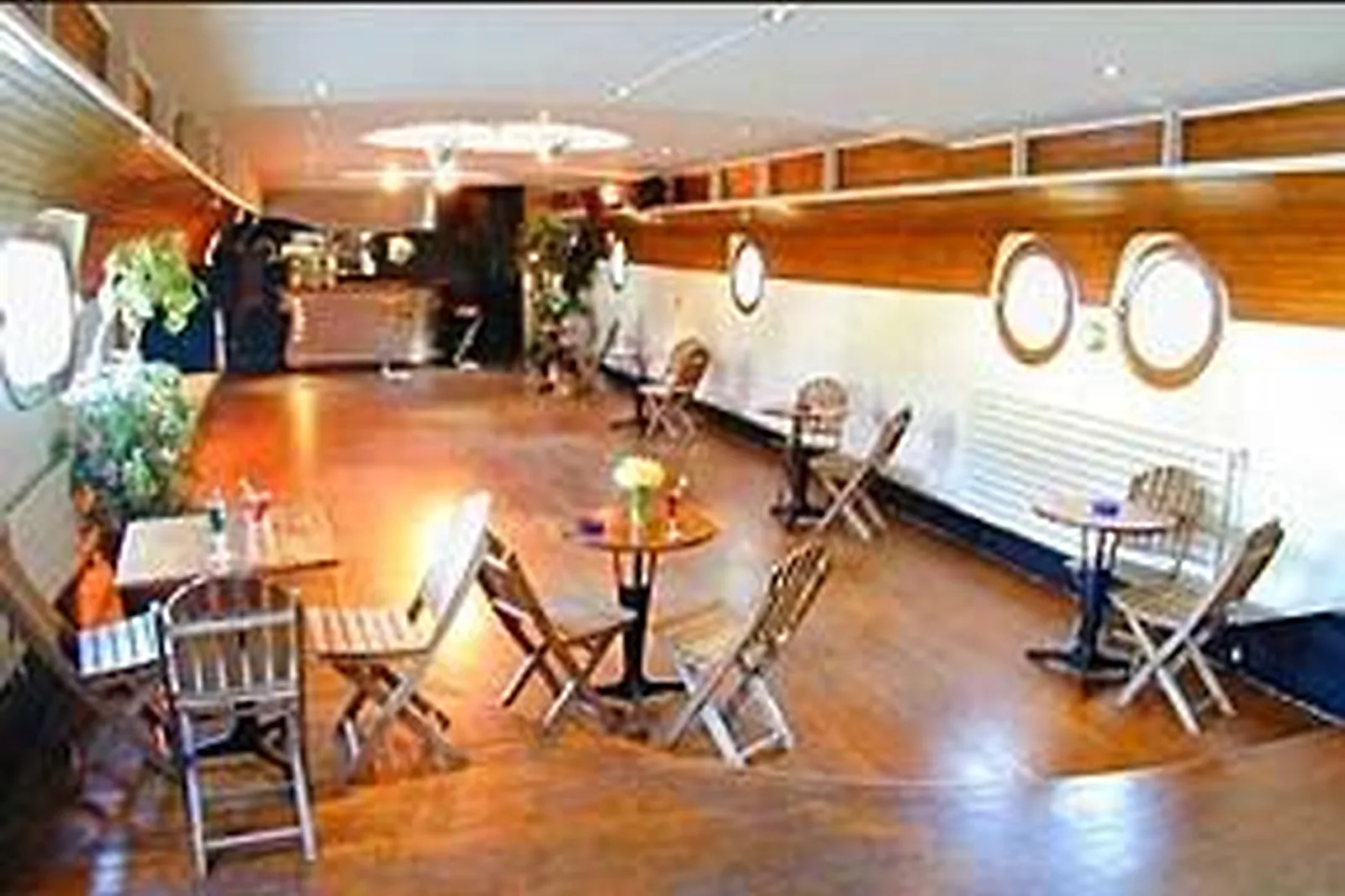 Lieux événementiels, BATEAU LE SIX HUIT