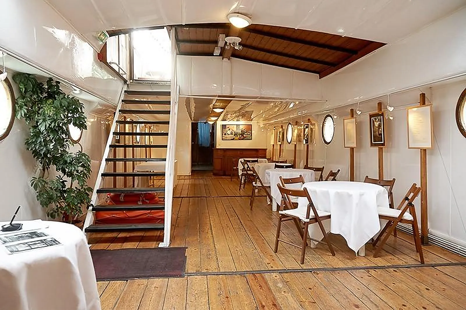 Lieux événementiels, BATEAU DAPHNÉ