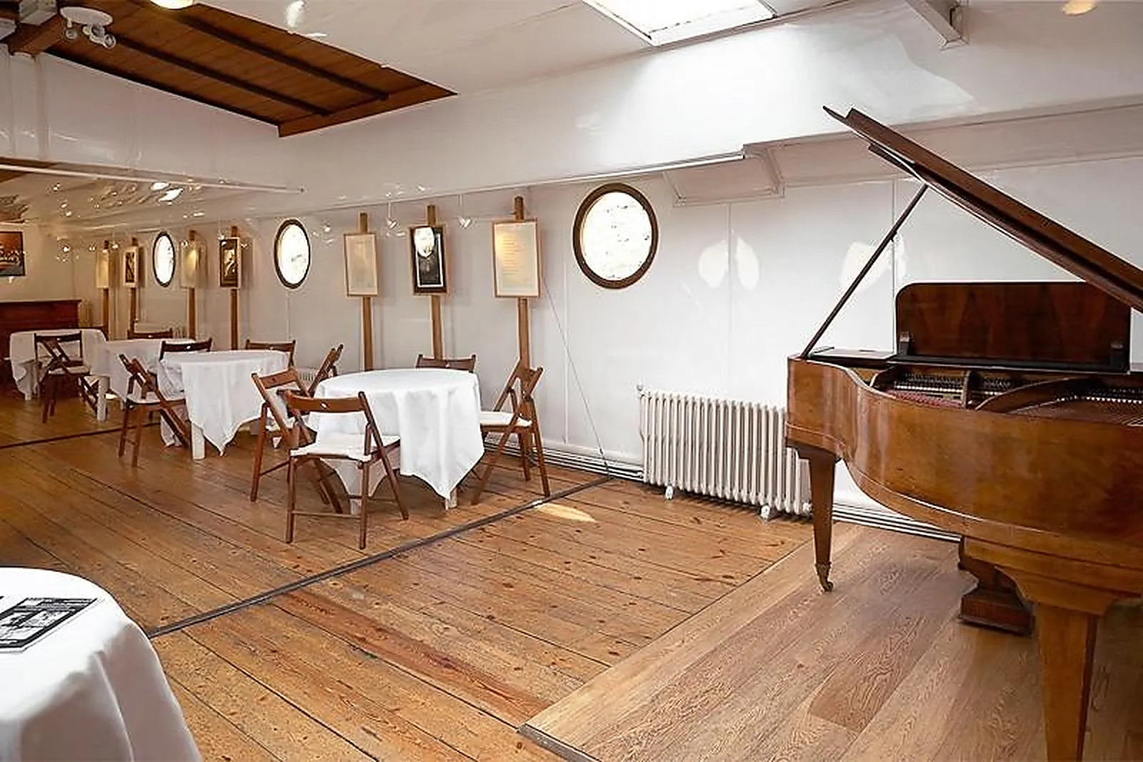 Lieux événementiels, BATEAU DAPHNÉ