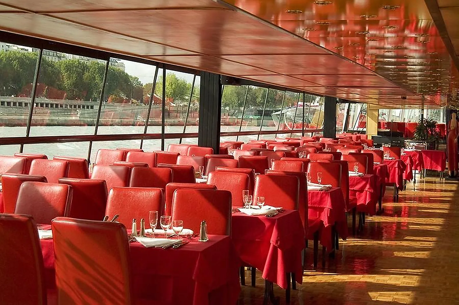 Lieux événementiels, BATEAUX PRIVATISÉS PARIS