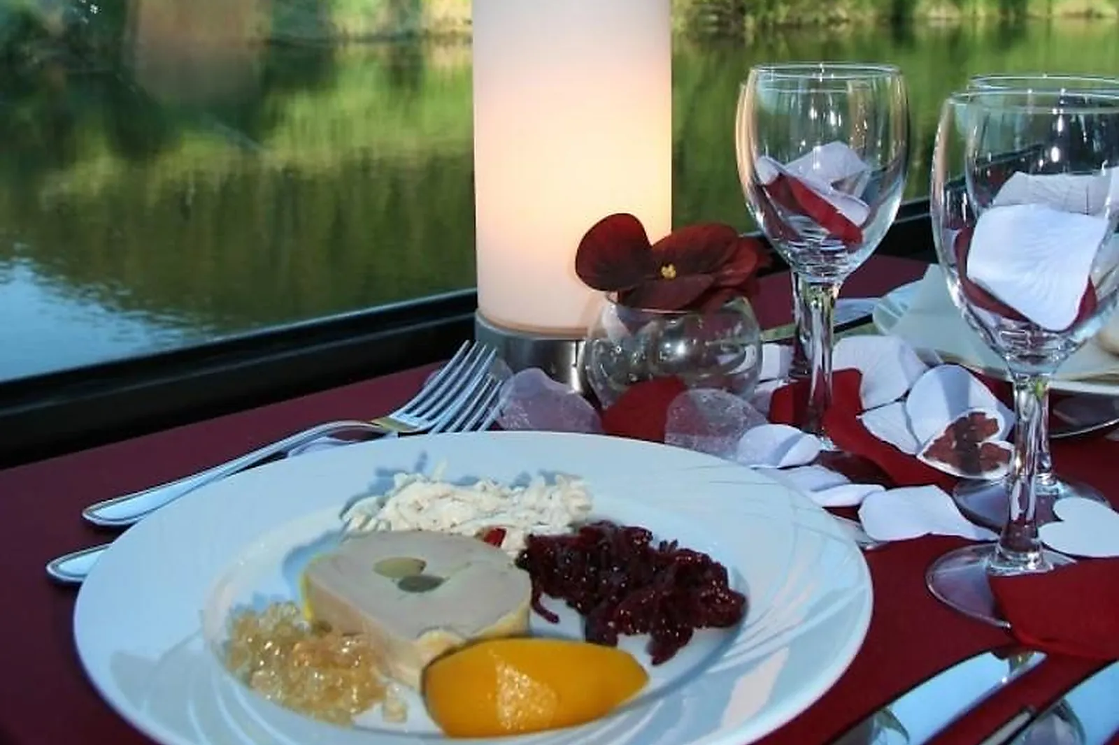 Lieux événementiels, BATEAUX DU SAUT DU DOUBS