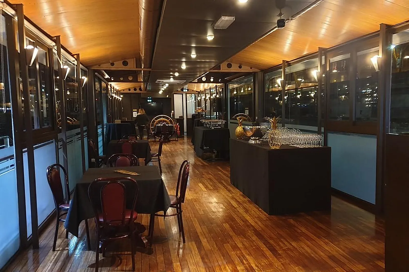 Lieux événementiels, BLEU SEINE LE DAUPHIN