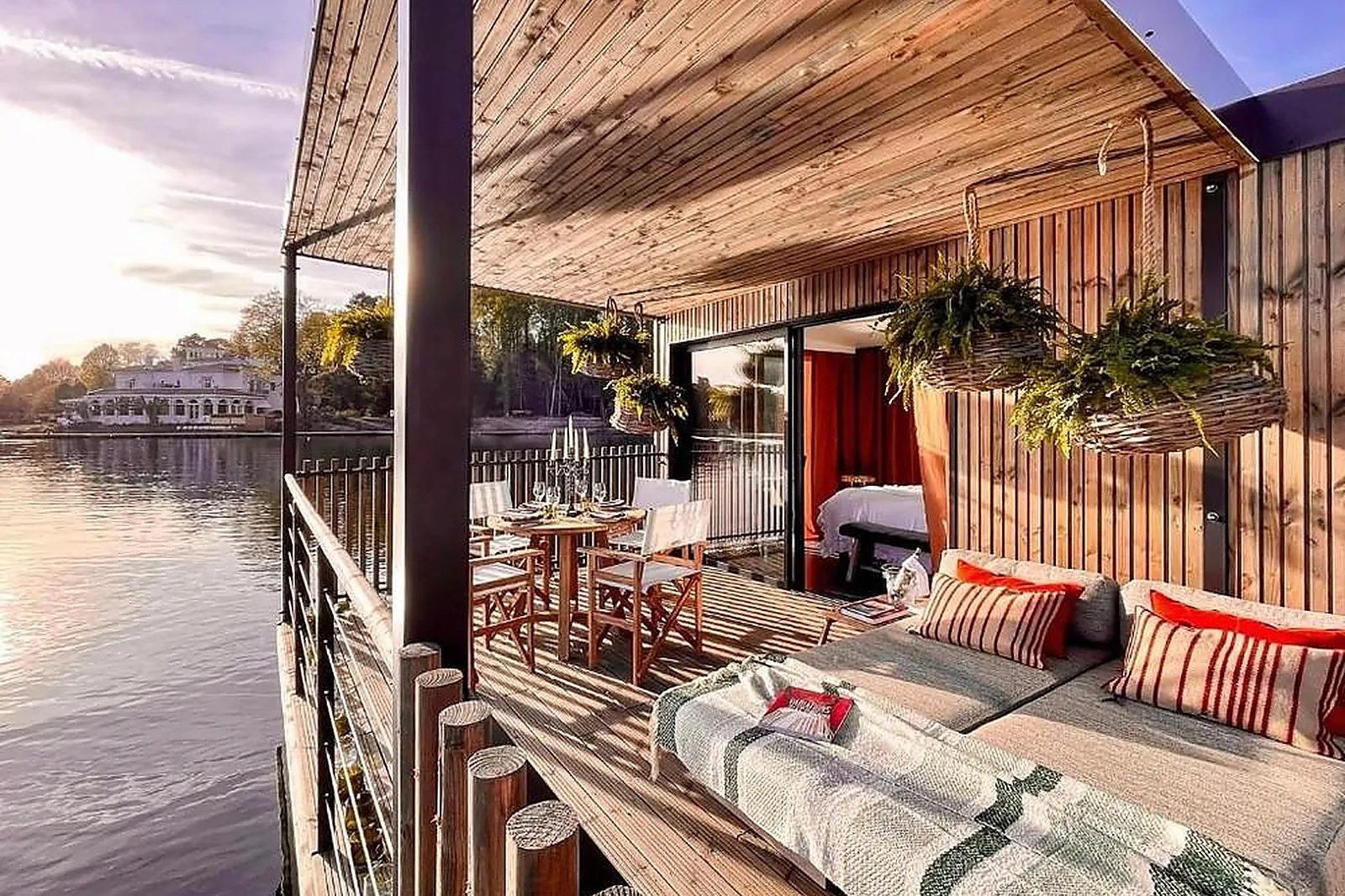 Lieux événementiels, BRINDOS LAC ET CHÂTEAU