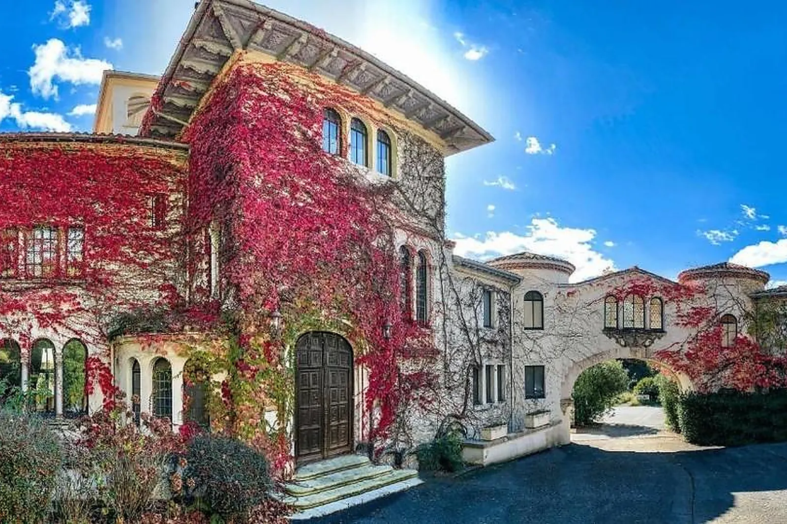 Lieux événementiels, BRINDOS LAC ET CHÂTEAU