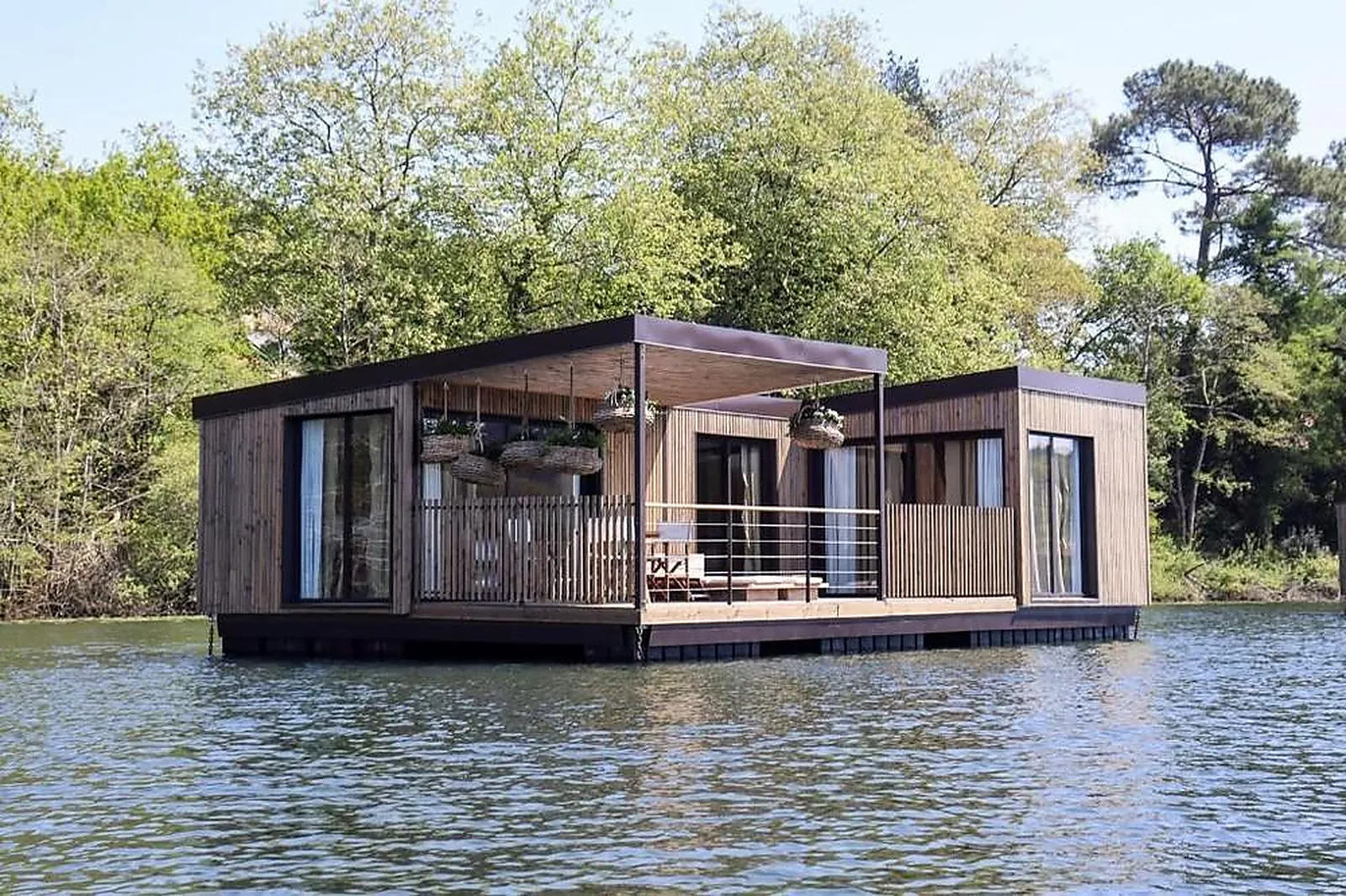 Lieux événementiels, BRINDOS LAC ET CHÂTEAU