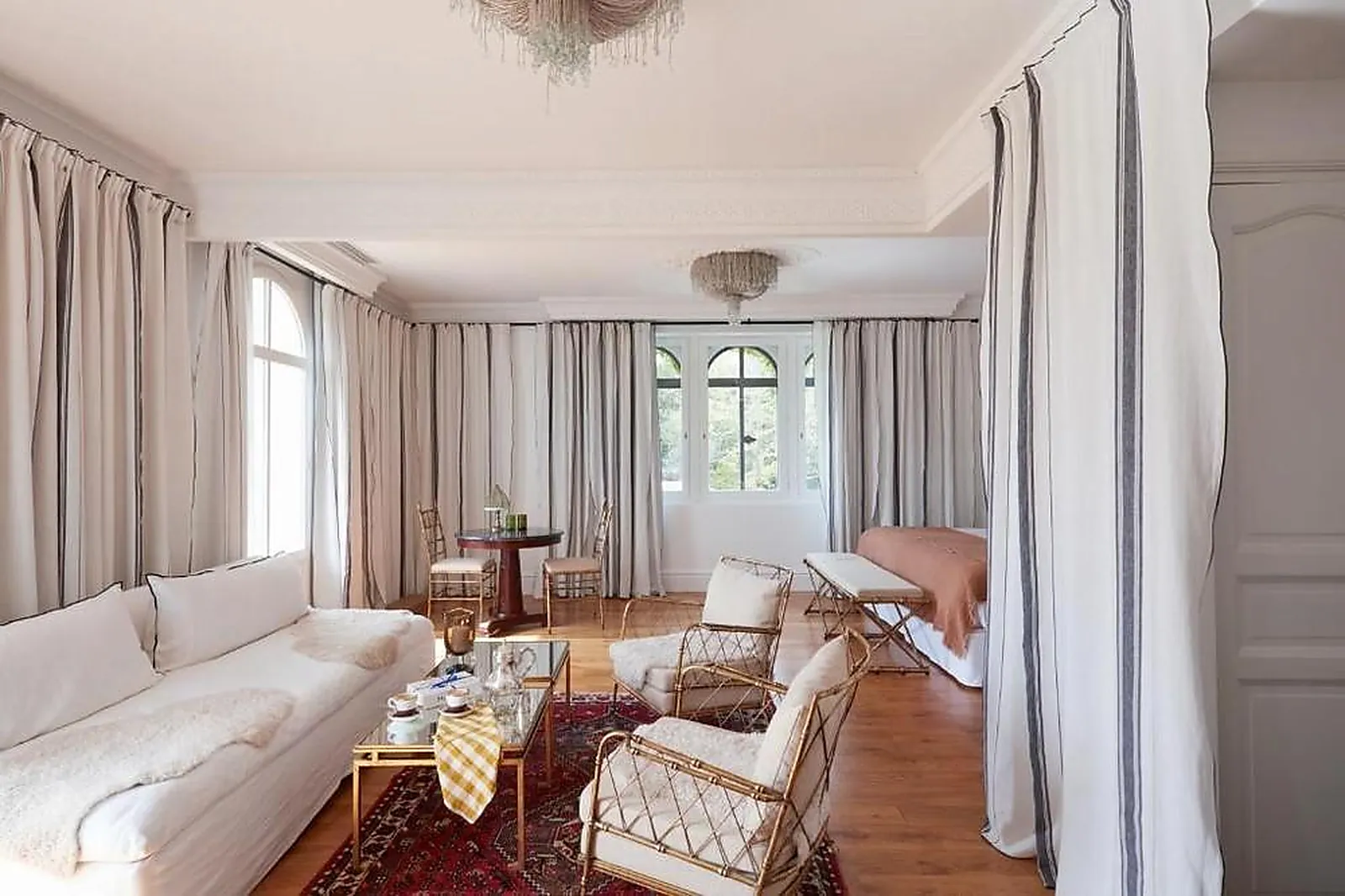 Lieux événementiels, BRINDOS LAC ET CHÂTEAU