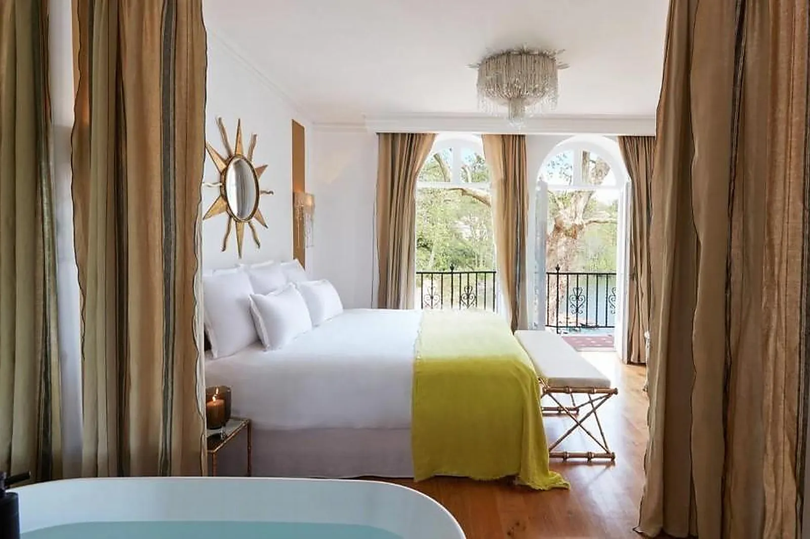 Lieux événementiels, BRINDOS LAC ET CHÂTEAU