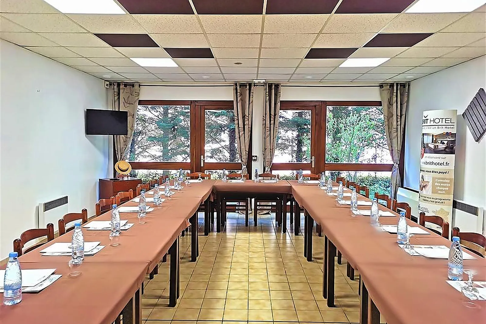 Lieux événementiels, BRIT HOTEL PAU-LONS