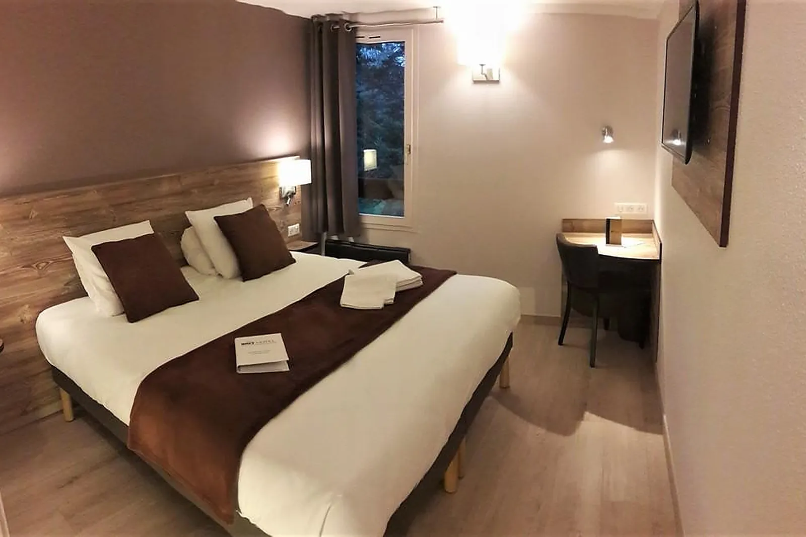 Lieux événementiels, BRIT HOTEL PAU-LONS