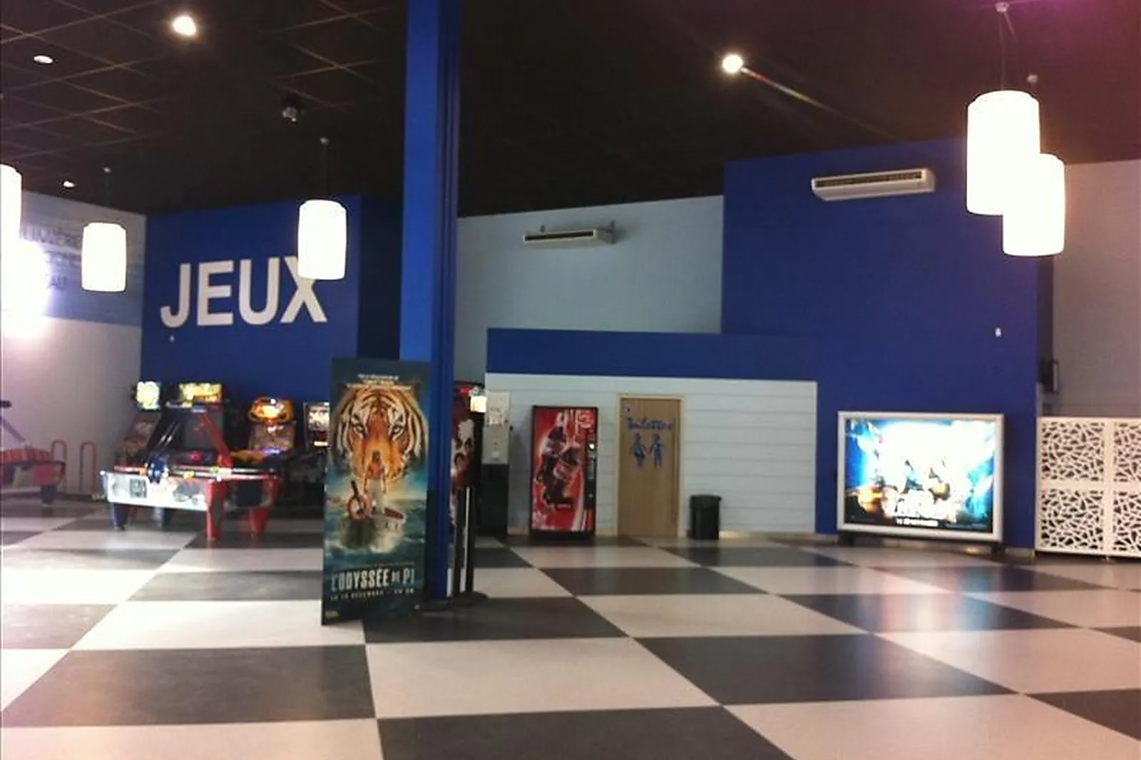 Lieux événementiels, CGR FONTAINE LE COMTE