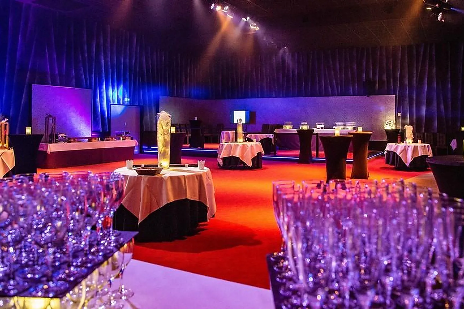 Lieux événementiels, CABARET MOUSTACHE