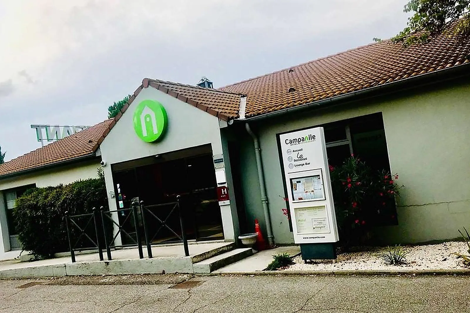Lieux événementiels, CAMPANILE ARLES