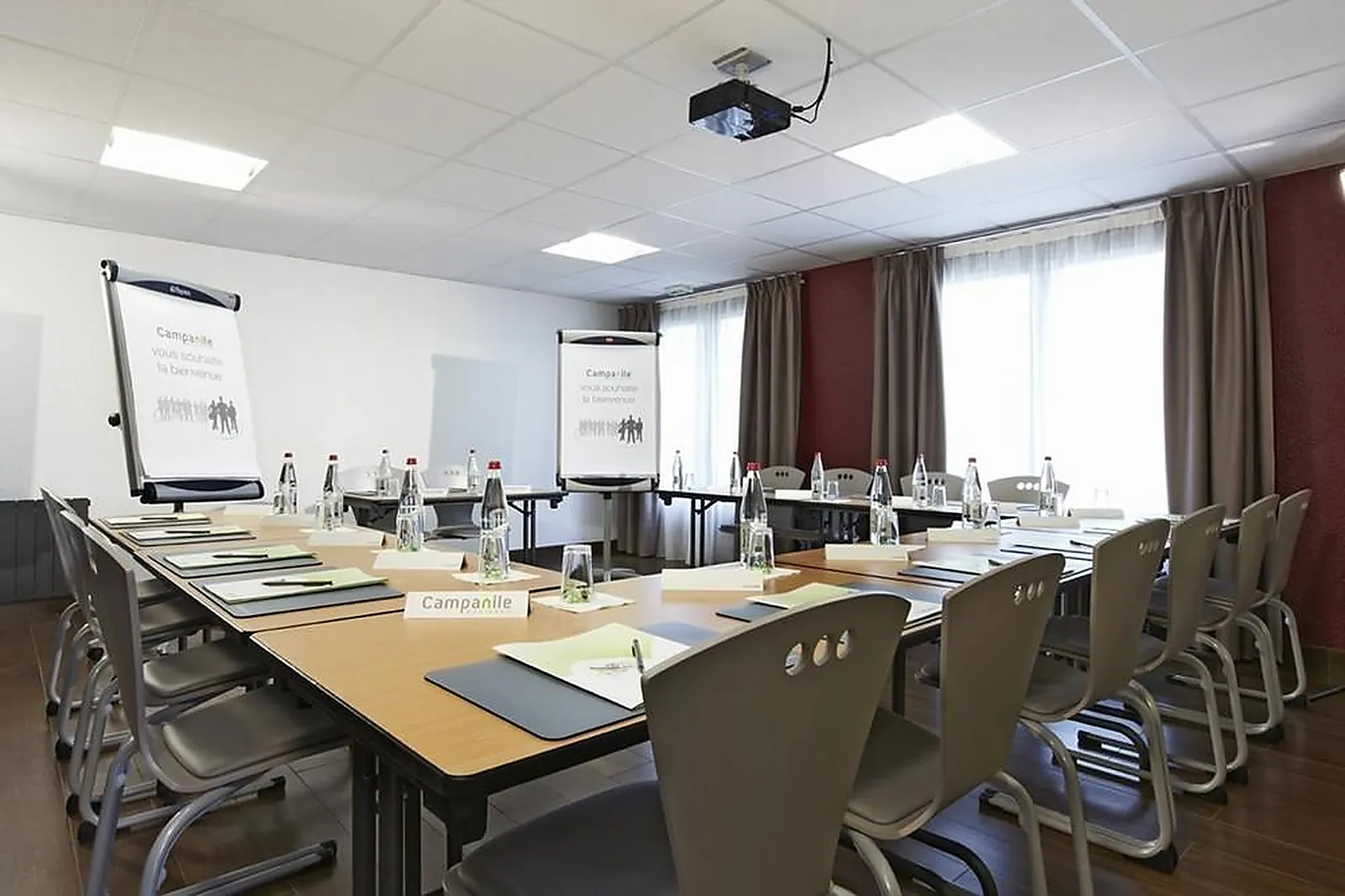 Lieux événementiels, CAMPANILE LA VERRIÈRE