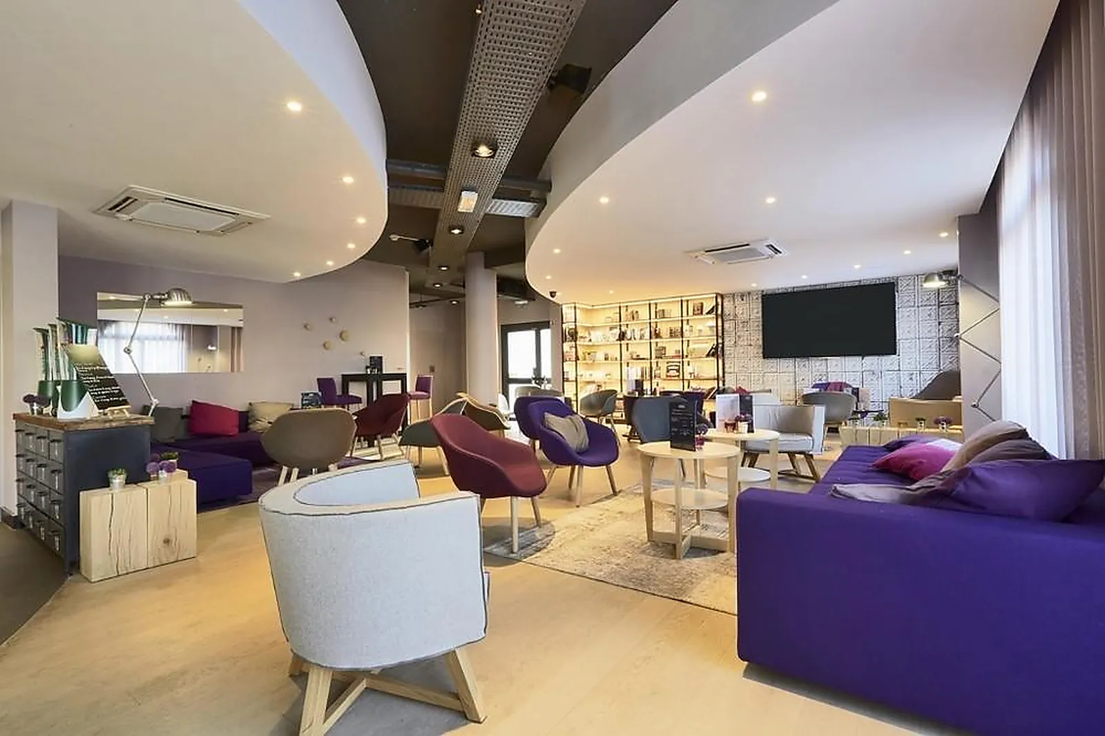 Lieux événementiels, CAMPANILE LE BLANC MESNIL