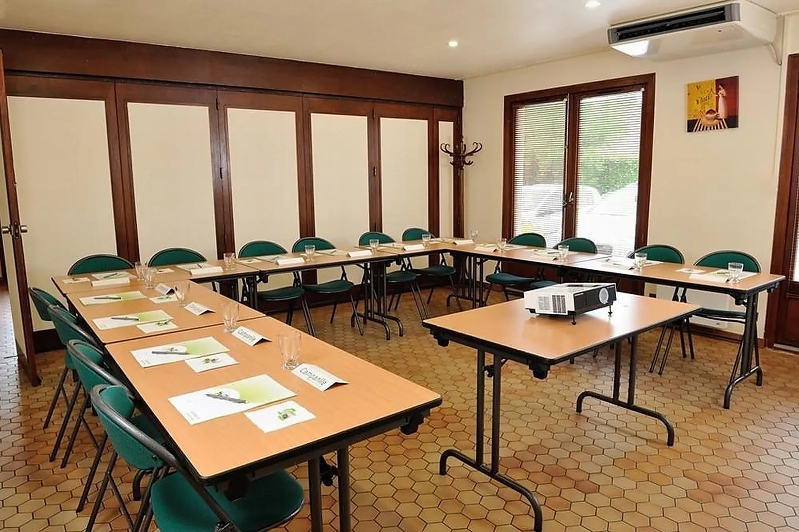 Lieux événementiels, CAMPANILE MOULINS AVERMES