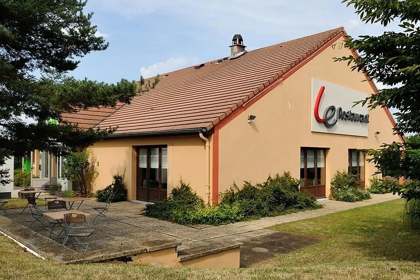 Lieux événementiels, CAMPANILE MOULINS AVERMES