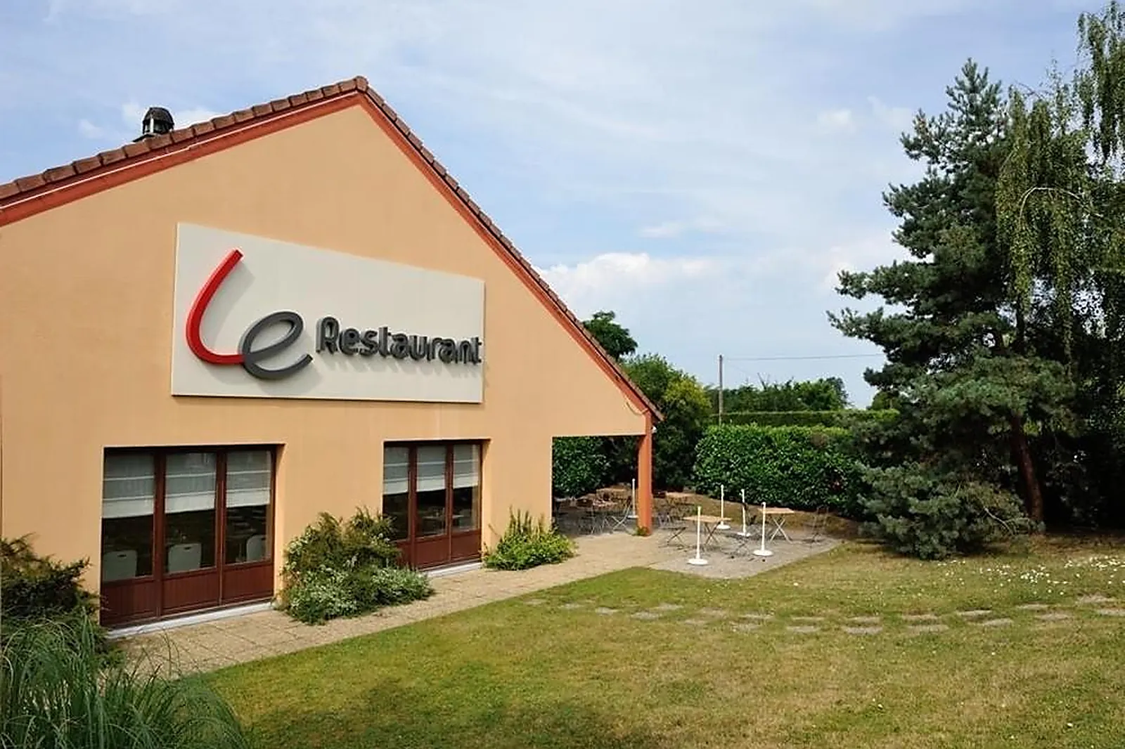 Lieux événementiels, CAMPANILE MOULINS AVERMES