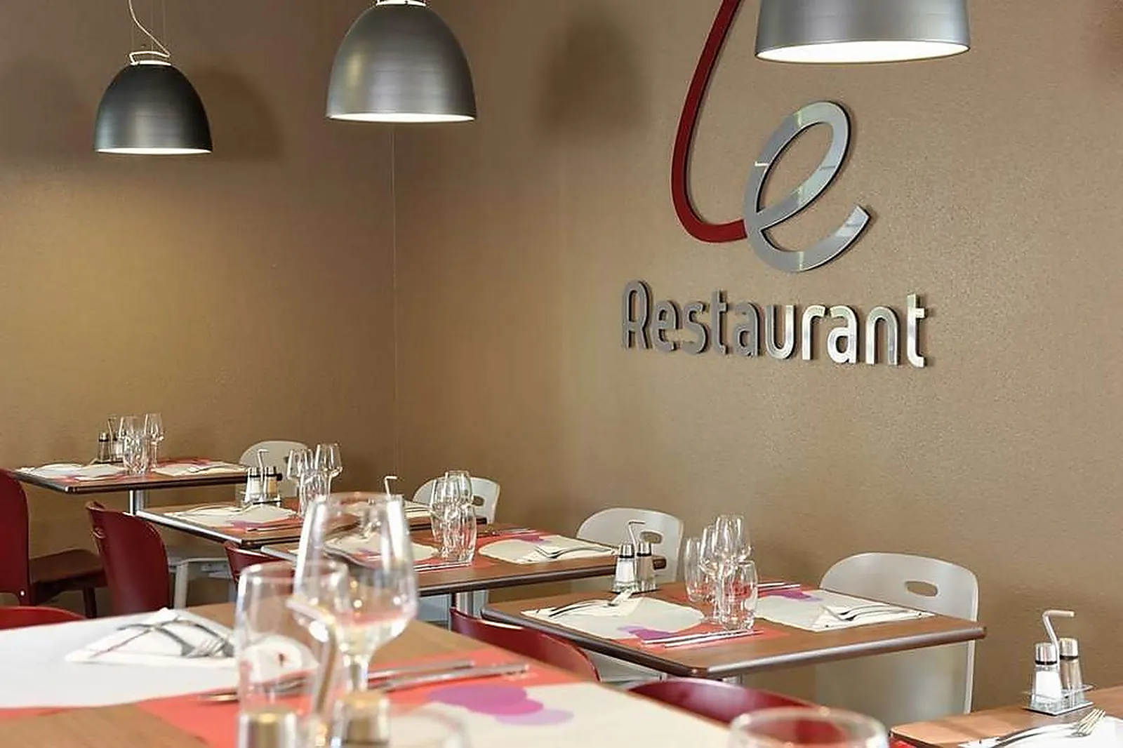 Lieux événementiels, CAMPANILE ORANGE