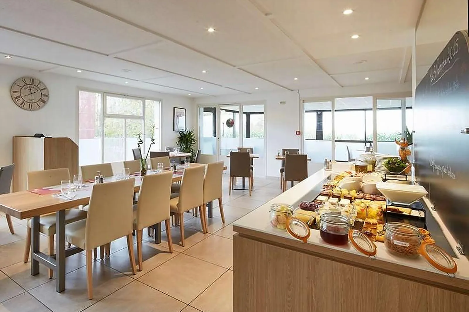 Lieux événementiels, CAMPANILE PARIS NORD ECOUEN LA CROIX VERTE